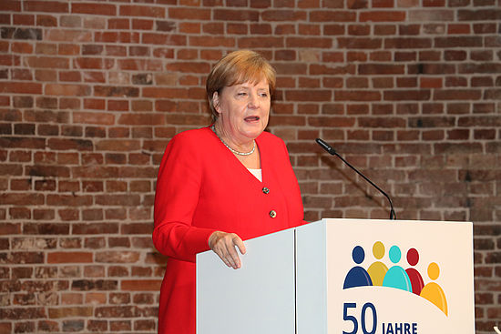 Bundeskanzlerin Angela Merkel bei ihrem Grußwort an die Fachkräfte.