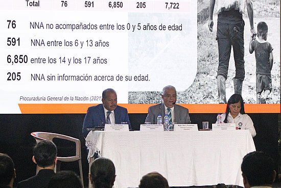 Bei einer Präsentation des Menschenrechtsbüros ODHAG des Erzbistums Guatemala stellt Geschäftsführer Nery Rodenas (Mitte) einen Bericht zur Situation junger Menschen in Guatemala vor.