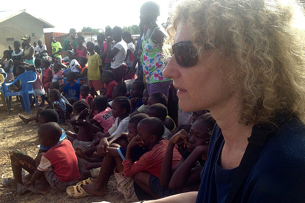  Bei einer Veranstaltung einer Partnerorganisation in Gbarnga/Nordliberia konnten junge Menschen ihre Talente vorstellen. Marion Koerbel (rechts) ist als Gast dabei.