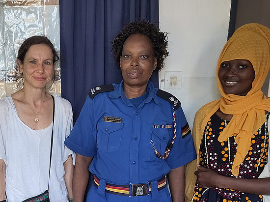 Constanze Neher, Mitarbeiterin im BMZ, eine kenianische Polizistin und ihrer Gastgeberin Faizah (v. links), die ehrenamtlich bei der Menschenrechtsorganisation Haki Yetu mitarbeitet. Die drei Frauen trafen sich beim EDP "Bürgernahe" Polizeiarbeit? Die Zusammenarbeit zivilgesellschaftlicher Akteure im Sicherheitssektor" in 2023.