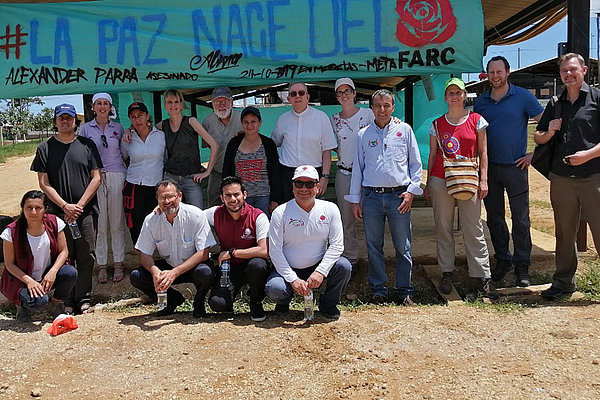 Unterstützung für den Friedensprozess in Kolumbien – Claudia Luzar (hintere Reihe, vierte von links) und ihre Kolleg*innen von Caritas besuchen ein Projekt in Agua Bonita (Caquetá) für die Wiedereingliederung von ehemaligen Kämpfern des internen Konflikts in Kolumbien. 