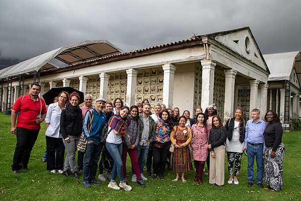 Gruppenfoto vor den Columbarios