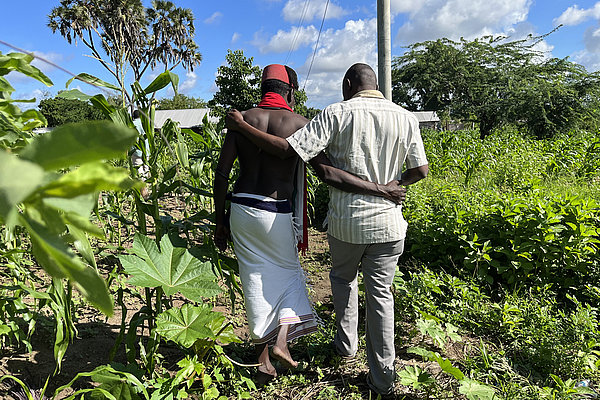 Kaya Oberhaupt Edward Kazungu (links) und CIRDE-Projektleiter Richard Mutinda (rechts) bei einem Besuch des traditionellen Kulturzentrums der Kaya in Malindi