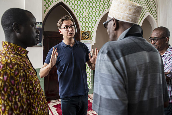 Austausch im Gebetsraum der Moschee über Rituale und Bräuche der verschiedenen Religionsgemeinschaften 