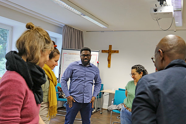 Chibundu Onyesoh (Mitte) ist Sozialwissenschaftler und wird psychosoziale Begleitung (Traumaarbeit) für Studierende der Uni in Juba/Südsudan anbieten.