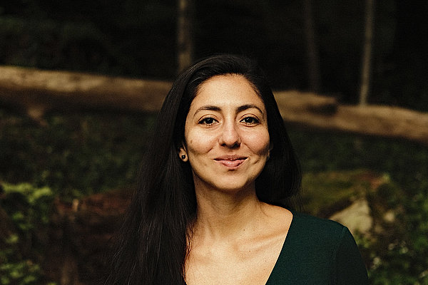 Süd-Nord-Fachkraft Vanessa Schäffer-Manrique ist Juristin und sie ist auf Umwelt- und Klimagerechtigkeit spezialisiert. In Peru hat sie lange für eine NGO gearbeitet, die sich für soziale und nachhaltige Landnutzung und gerechte Rohstoffverteilung einsetzt.