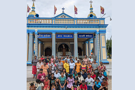 Gruppe vor der Kirche "Unserer Lieben Frau von Madhu", einem römisch-katholischen Wallfahrtsort