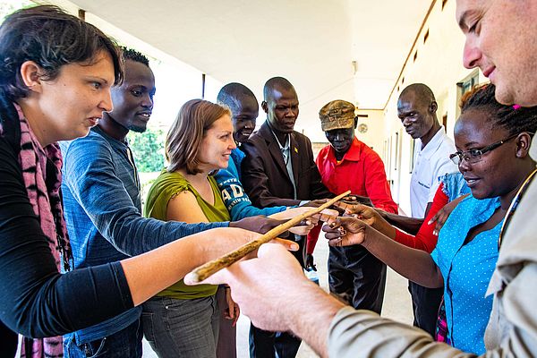 Auf regelmäßigen Austauschtreffen, wie hier in Moroto, begegnen sich AGIAMONDO-Friedensfachkräfte und ihre lokalen Kolleg*innen auch ‎mal abseits des vollen Arbeitsalltags.