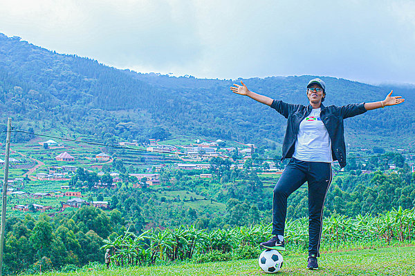 Die Landschaft Burundis ist geprägt von sanften grünen Hügeln, auf denen Tee- und Kaffeesträucher wachsen. Das ostafrikanische Land liegt östlich des Tanganjikasees.