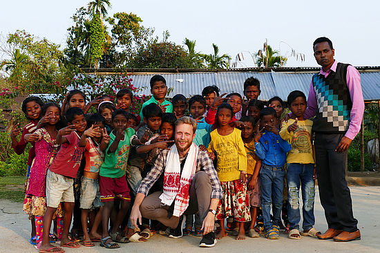 Jonas Pfäffinger (Mitte) beim Besuch einer Grundschulklasse in Assam, kurz vor dem Corona-Lockdown.