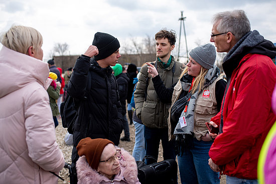 Am Grenzübergang Palanca sprechen Henrike Bittermann (2. von rechts) und Kolleg*innen mit Menschen, die gerade den Weg von der Ukraine nach Moldau auf sich genommen haben. 