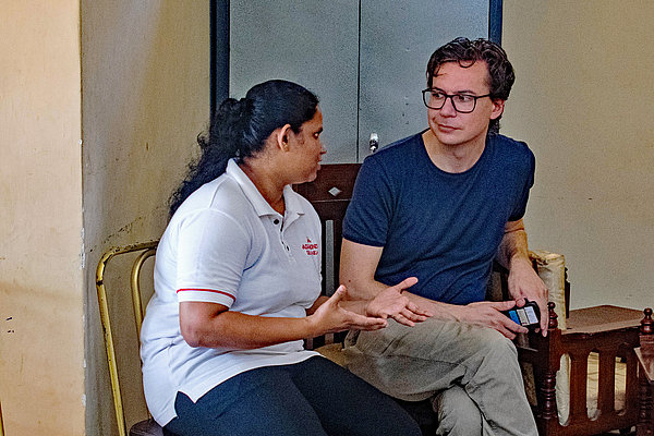 Jayani Fernando (links) ist eine Kollegin von Matthias Eder und Fachfrau für PME (Planning, Monitoring, Evaluation)
