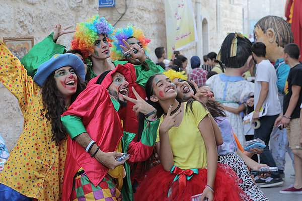 Neben Verkaufsständen und Workshops für Erwachsene gibt es auch ein Kinderprogramm auf dem "Bet-Lahem-Festival" , das von Clowns und anderen Darsteller*innen gestaltet wird.