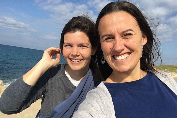 Katrin Tal (links) und Johanna Binder arbeiten als AGIAMONDO-Fachkräfte bei israelischen Partnerorganisationen mit. 