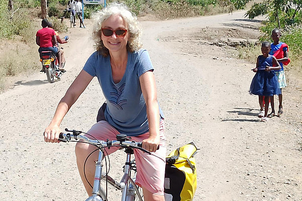 Anke Dewald ist gerne mit dem Rad unterwegs. In Kisumu fällt sie damit auf. Am Wochenende macht sie Ausflüge, zum Beispiel nach Rusinga Island im Victoria See.