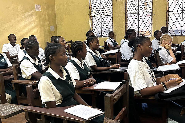 Das ZFD-Programm in Liberia unterstützt Jugendliche, die extreme Gewalt erlebt haben. Sie sitzen in einem Klassenraum.