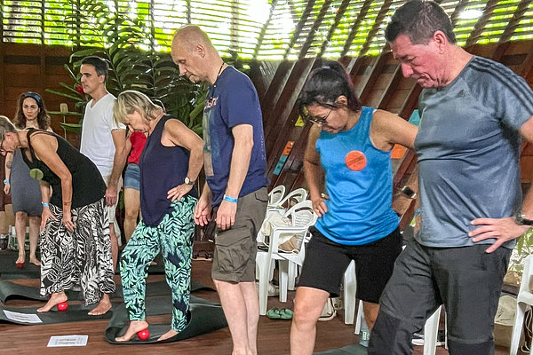 Die Partnerorganisation Corporación Vínculos gab einen Workshop für alle Teilnehmer*innen zu Fußreflexzonenmassage.