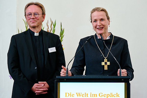 Prälat Dr. Karl Jüsten (katholischer Vorsitzender der GKKE) und Prälatin Dr. Anne Gidion (evangelische Vorsitzende der GKKE) tragen das Grußwort von Bundestagspräsidentin Bärbel Bas vor.