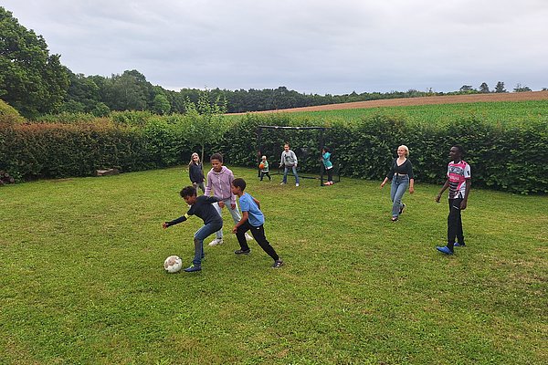 Faires Fussballspiel beim Familientreffen der Rückkehrerinnen