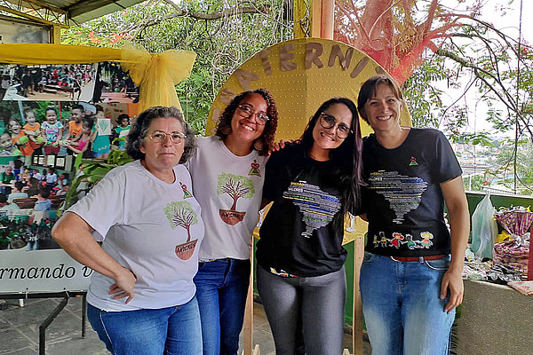 Das Team der Familiensozialarbeit (Familienpastoral) von AVICRES Brasilien: Schwester Salete Placido, Lídia da Silva Cantuária Coelho, Psychologin Josiane Bonadiman, AGIAMONDO-Fachkraft Svenja Knies (von links).