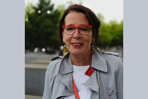 Die Koordinatorin des ZFD-Landesprogramms Mittelamerika, Martina Richard, betont, wie wichtig Erinnerungsarbeit mit Jugendlichen ist, um die Verbindung mit den eigenen Wurzeln wiederherzustellen.