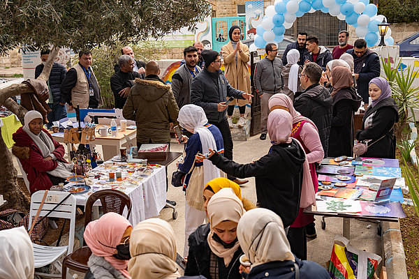 Versammlung sich zum jährlichen JRS-Muttertagsbasar in Amman.