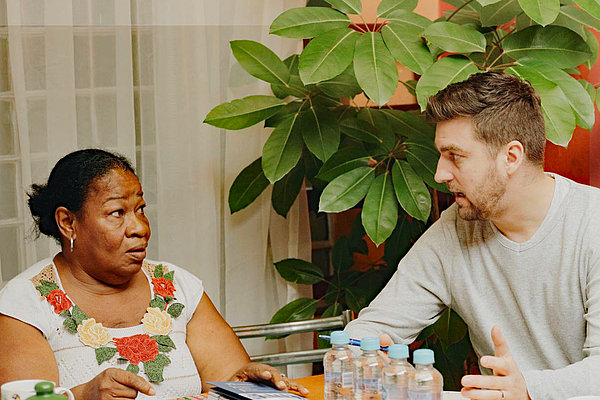 Die Stiftung Fundación Nydia Erika Bautista setzt sich dafür ein, Fälle von verschwundenen und ermordeten Menschen in Kolumbien aufzuklären und eine Wiedergutmachung zu leisten. Jonas Brenner ist hier im Gespräch mit einer Frau, deren Familienangehörige entführt und ermordet wurden.