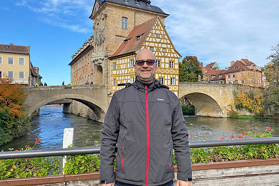 mann vor Häusern und Fluss