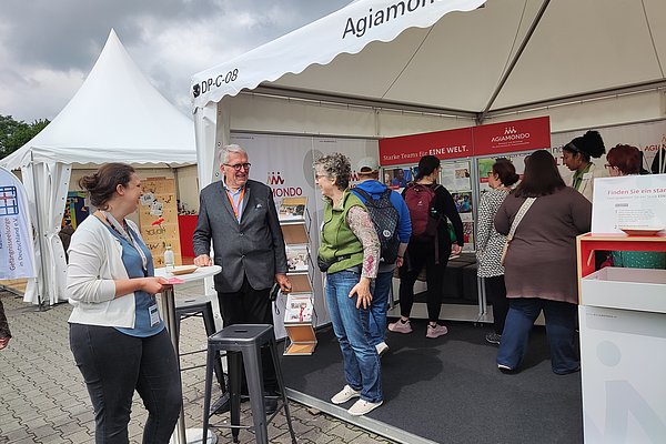 Im Gespräch mit Thomas Sternberg am AGIAMONDO-Stand.