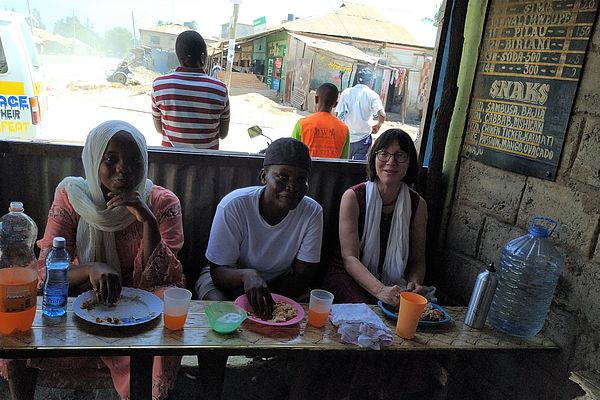 Ulrike Hanlon, Teamleiterin des ZFD bei AGIAMONDO und Teilnehmerin des Exposure and Dialogue-Programms beim Mittagessen in einem Straßenimbiss in Mombasa.