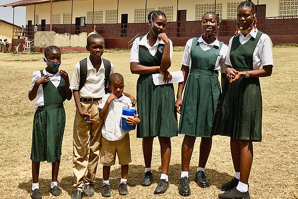 In Monrovia wachsen viele Schüler*innen in zerrütteten Familienverhältnissen auf. Um ihnen Unterstützung anzubieten, bietet das Catholic Education Center – gemeinsam mit dem ZFD – psychosoziale Beratung an.