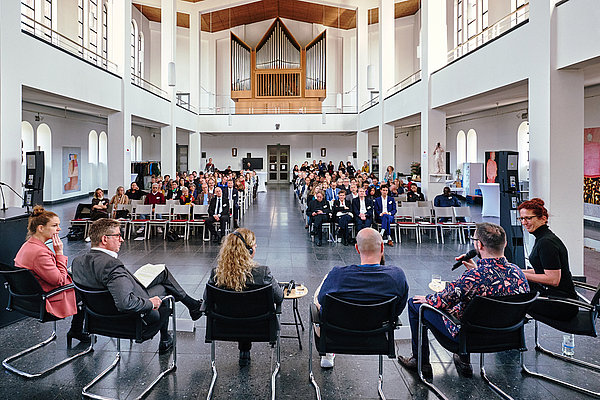 Podiumsdiskussion zu Partnerschaften im Entwicklungsdienst für Klimagerechtigkeit und Frieden