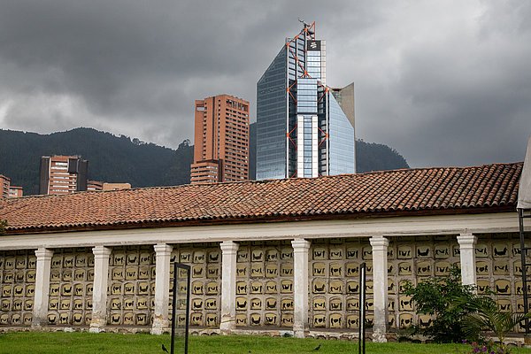 Die Columbarios sind alte Begräbnisstätten innerhalb des Zentralfriedhofs von Bogotá, die die sterblichen Überreste armer Bevölkerungsschichten aufbewahren. Nach ihrer Schließung wurde er zu einem Mahnmal für namenlose Kriegsopfer und soll heute Erinnerungsort für die Opfer von Gewalt und sozialer Ausgrenzung mitten im städtischen Leben werden.