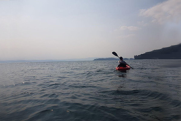 Ruth Ndashimye erholt sich beim Kajakfahren auf dem See in Rusizi. Die schöne Landschaft Ruandas lädt dazu ein, draußen aktiv zu sein. Aufgrund der guten Sicherheitslage ist Radfahren und Outdoor-Sport gut möglich.