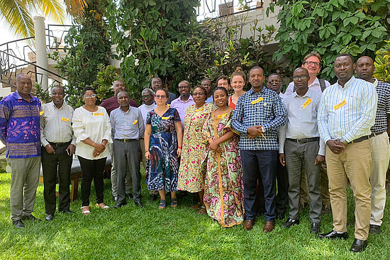 Die Beteiligten des ZFD-Programms Große Seen beim Planungs- und Evaluierungsworkshop in Burundi. Wolfgang Demenus, Berater auf Zeit, unterstützte den Prozess (hintere Reihe, zweiter von rechts).