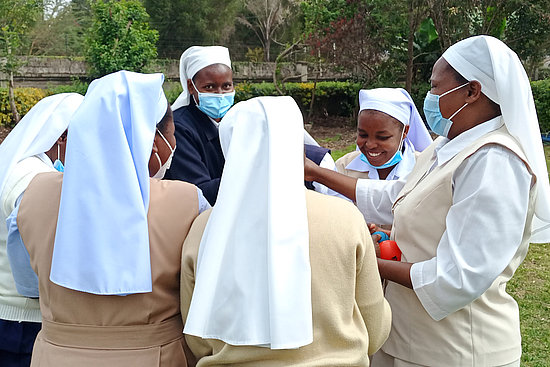 Bei einem Workshop in Nairobi üben Schwester Josephine Muthoni Kwenga (ganz rechts) und eine Gruppe junger Schwestern Methoden zur Stressbewältigung. Angesichts der vielfältigen Aufgaben ist Selbstfürsorge ein wichtiger Aspekt.