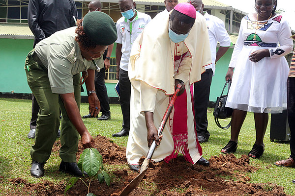 Mit gemeinsamen Baumpflanzaktionen, wie hier an einer Schule in Kakamega, wollen die Partner den Folgen der Abholzung und weiterer Bodenerosion entgegenwirken.