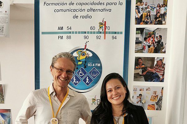 Nils Naumann und Angélica María Rivero Fuentes stellen Fundación Compromiso und ihre Kommunikationsstrategien vor.
