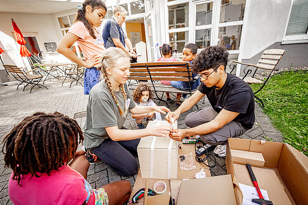 Kinder und Jugendliche hatten ihr eigenes Programm mit Basteln und Spielen.