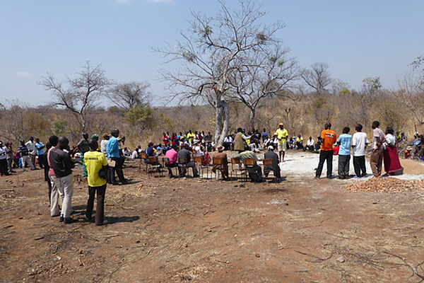 Örtliches Treffen dreier Gemeinden im Rushinga Distrikt/ Nordzimbabwe, die Wasser des Nyamuwe Dammes nutzen.* Partnerorganisation ist Caritas Chinhoyi.