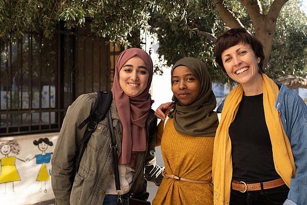 Der JRS in Jordanien hat ein internationales Team. Die Zusammenarbeit mit Kolleginnen wie Sajeda Yousef aus Jordanien und Fawza aus Somalia (von links) und die Möglichkeit, eigene Akzente in der Arbeit zu setzen, schätzt Silvia Mazzocchin sehr. Ihren Vertrag hat sie gerade um ein Jahr verlängert.