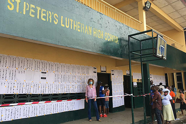 Marion Koerbel war als Wahlbeobachterin an einer Schule/Wahlstation bei den Senatswahlen am 8. Dezember 2020 in Monrovia dabei. Die Wandkopien zeigen die Ausweise der Wahlberechtigten.