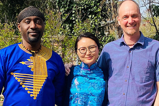 Das interdisziplinäre Trainer*innen-Team (v. l. n. rechts): Lawrence Oduro-Sarpong, Zeegi Batsukh und Max Engl – sorgte beim Workshop von AGIAMONDO für vielfältigen Input und spannende Impulse.