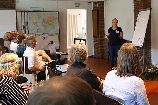 Die Teilnehmer tragen Themen für die weitere Diskussion zusammen