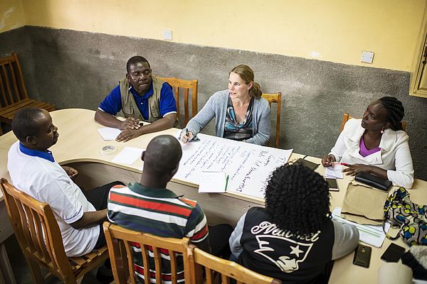 Iris Karanja im Gespräch mit Catholic Justice and Peace-Commissionern und Pfarrer Fr. Francis ‎Mwangi (weißes T-shirt), in der Kirchengemeinde St. Mary's in Nairobi.‎