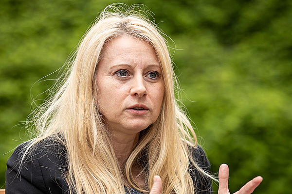 Agnes Fröhlich stellt seit mehr als 25 Jahren bei AGIAMONDO, und davon die längste Zeit bei FID, in der Sachbearbeitung alle wichtigen Prozesse im Hintergrund sicher. 