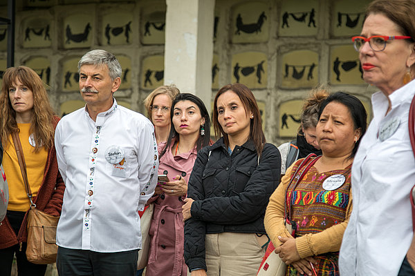 Die Teilnehmer*innen informierten sich nicht nur in Bogota, sondern auch in Medellin, Apartado und Tumaco über lokale Erinnerungsinitiativen wie Gedenkstätten und über Inititativen zur psychosozialen Arbeit.