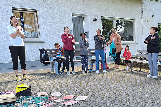 Constanze Blenig (links) stellte eine Klopftmethode vor, mit der man sich bei Ängsten entlasten und Stress abbauen kann