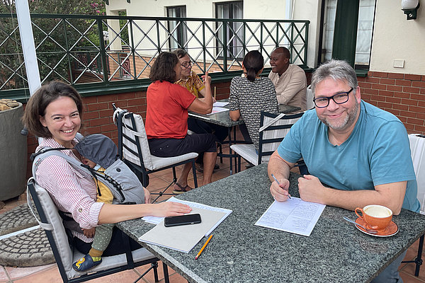 Vorne sitzen Julia Krojer, DVS-Leiterin in Nigeria, mit Tochter und Michael Detscher, der Leiter des Teams Personalvermittlung im Auftrag von AGIAMONDO.