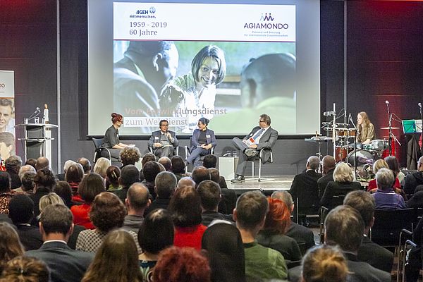 „Vom Weltdienst zum Entwicklungdienst“: Michael Detscher (AGIAMONDO) im Gespräch mit ‎den Süd-Nord-Fachkräften Dr. Jaime Díaz (Kolumbien) und Stella Matutina (Philippinen)‎